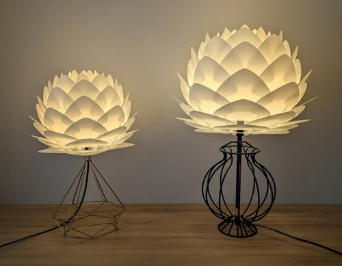 Abat-jour fleur de lotus blanc — pétales et structure, vue de dessous