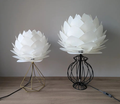 Abat-jour fleur de lotus blanc au plafond illuminé fond sombre