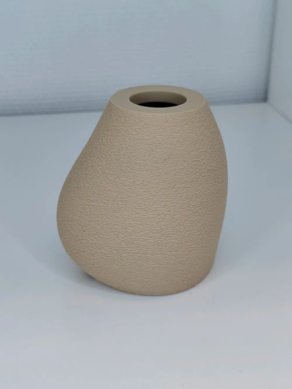 Pied beige texturé du luminaire Aurore présenté seul