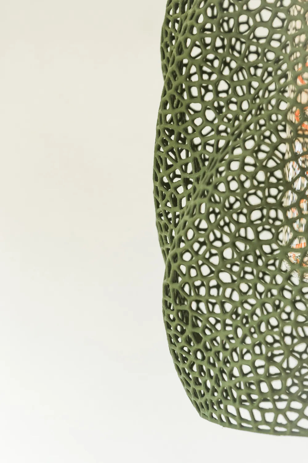 Gros plan texture alvéolaire résille vert olive