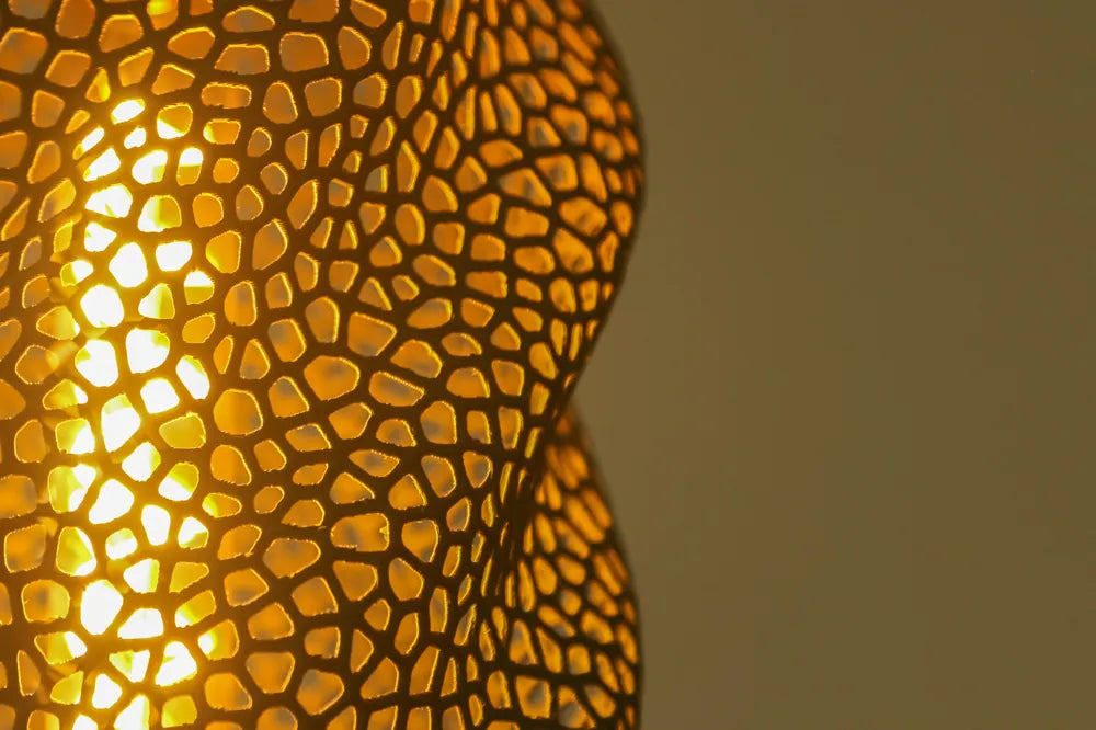 Gros plan texture alvéolaire dorée illuminée