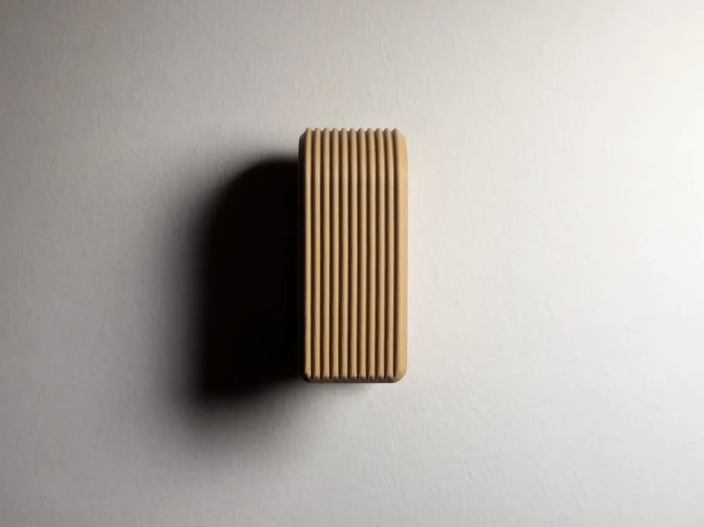 Détail de la surface cannelée du porte-serviette beige