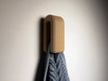 Porte-serviette mural cannelé beige avec une serviette grise