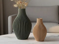 Vases cannelés vert foncé et beige dans un intérieur contemporain