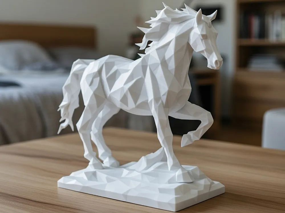 Sculpture cheval au galop low-poly blanc vue de profil arrière sur table
