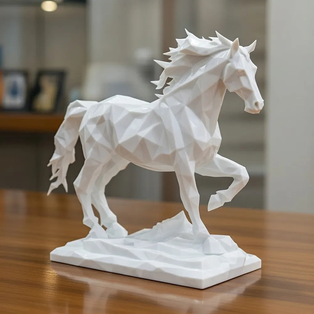 Sculpture cheval au galop low-poly blanc sur bureau en bois, vue de profil