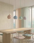 Suspensions Arabesque de teintes pastel au-dessus d’une table