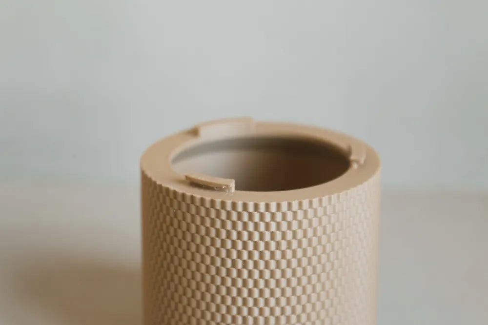 Détail bague de fixation suspension vase beige