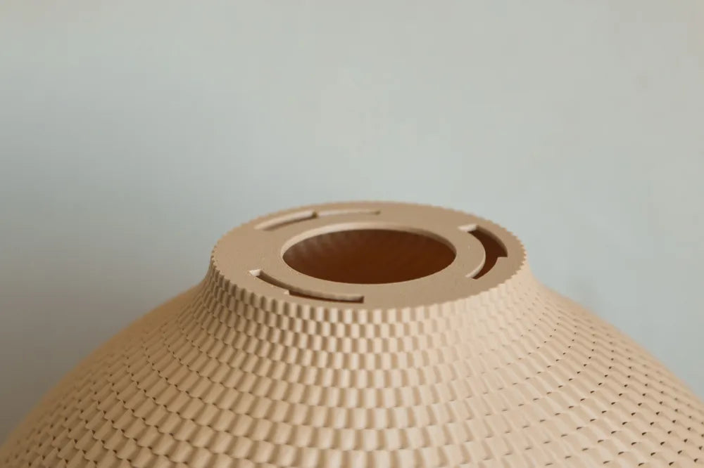 Détail ouverture supérieure suspension vase beige