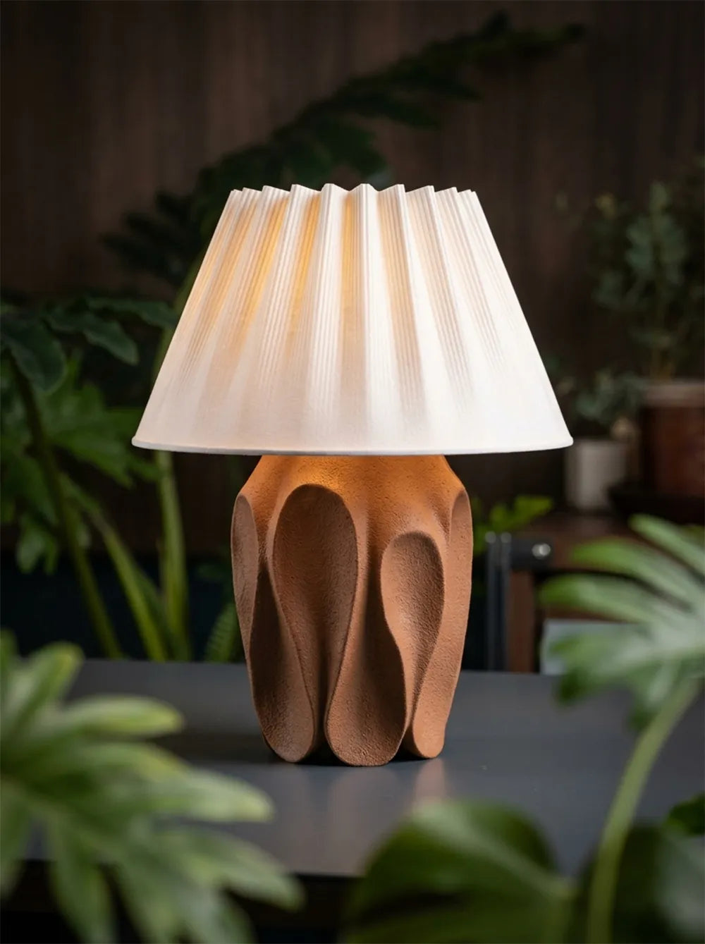 Luminaire Empreinte au pied brun sculptural et abat-jour clair plissé