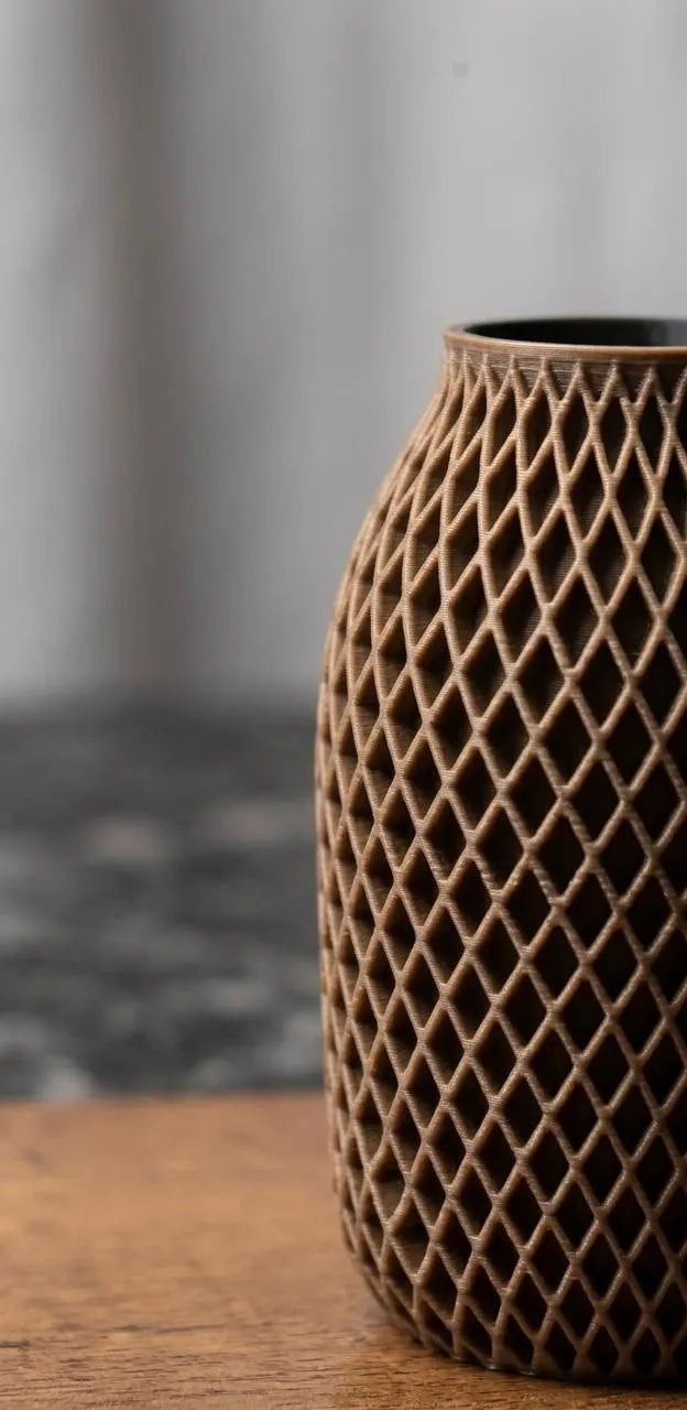 Détail du motif entrecroisé en relief du Vase Treillage