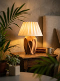 Luminaire Empreinte dans une chambre aux tons chaleureux