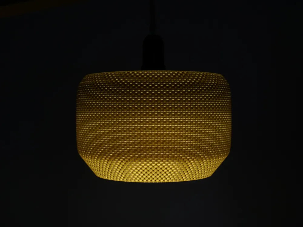 Abat-jour cylindrique jaune doré éclairé ambiance chaleureuse