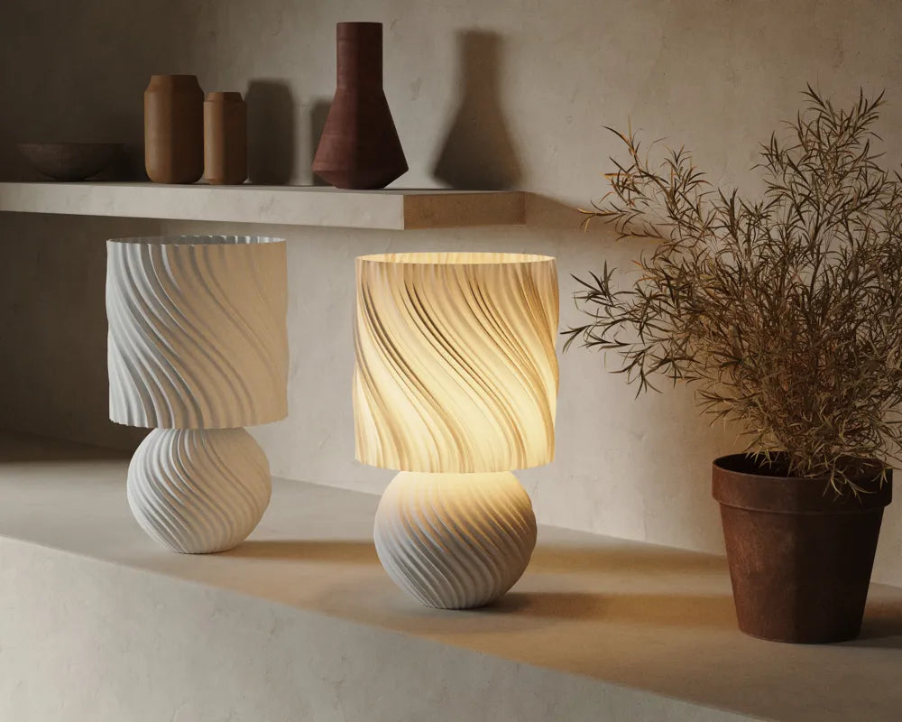Lampe cylindrique spiralée allumée ambiance salon naturel