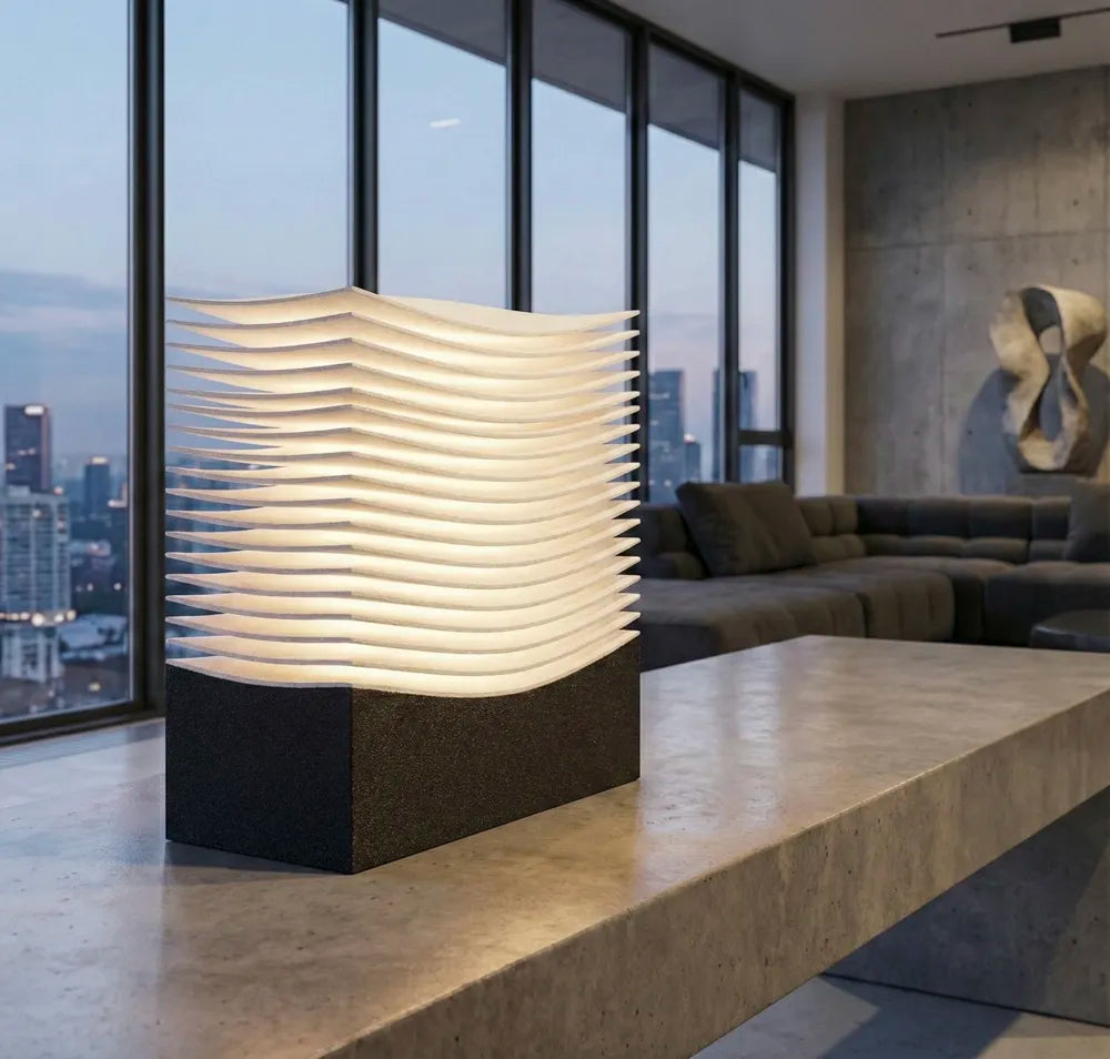 Luminaire Strate éclairé sur une console dans un salon