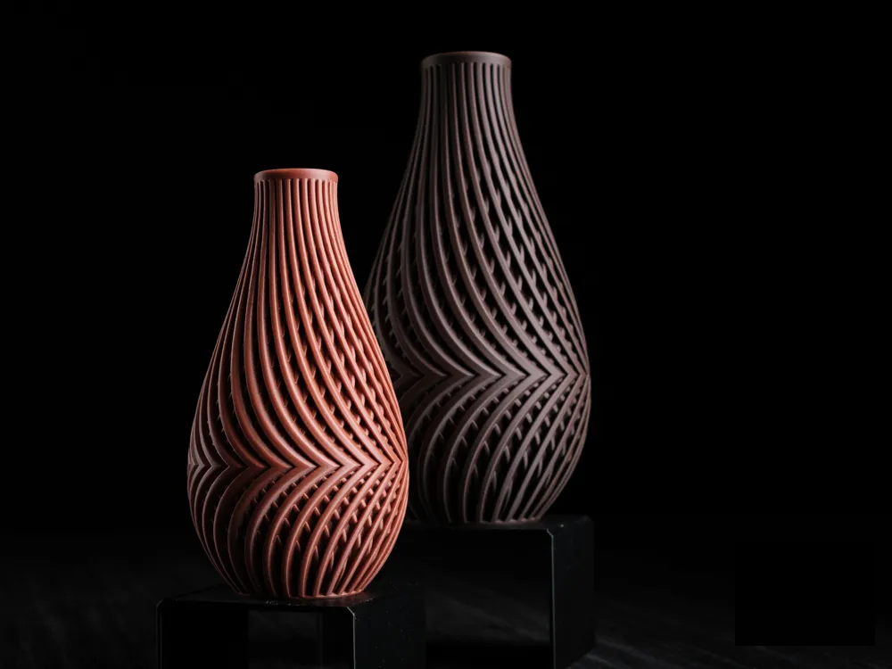 Vase Tressé Chevrons Frangi Genève — duo terracotta et brun fumé, fond noir