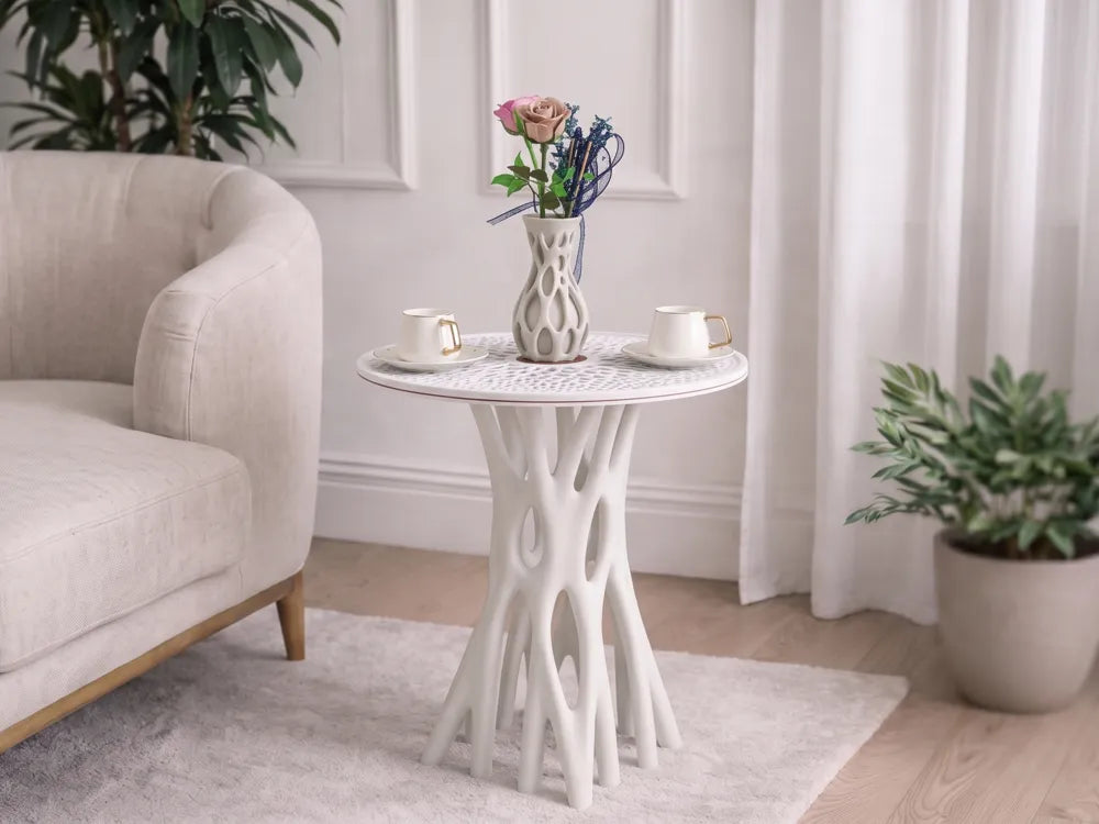 Table d'appoint design plateau ajouré avec vase et roses, vue rapprochée