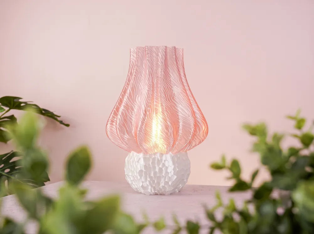 Lampe champignon vagues rose base blanche ambiance rose avec plantes