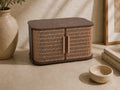 Coffret de rangement mis en scène sur une console