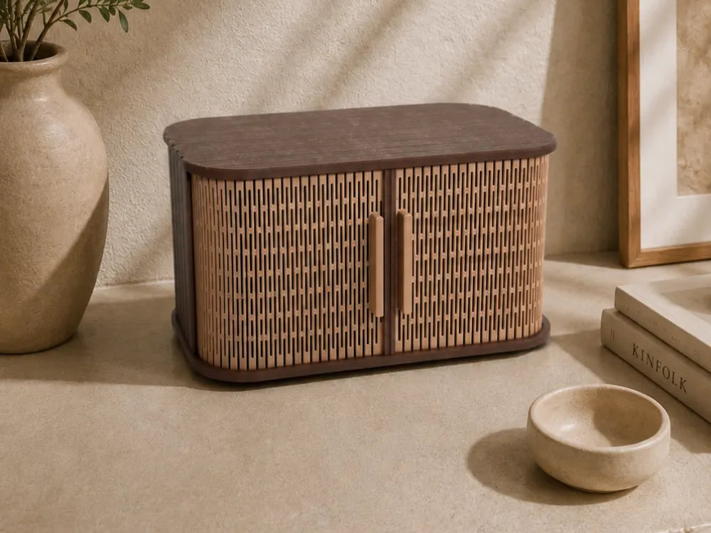 Coffret de rangement mis en scène sur une console