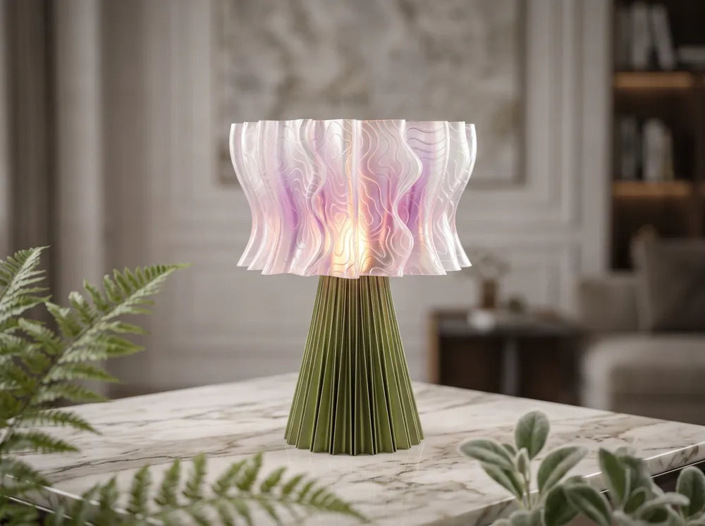 Luminaire Iris présenté sur une table aux côtés de plantes