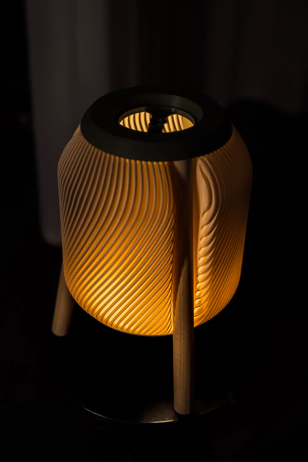 Vue rapprochée du luminaire Zéphyr éclairé
