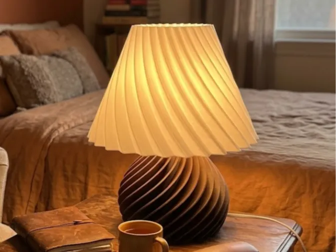 Luminaire Hélice mis en scène sur une table près d’un lit