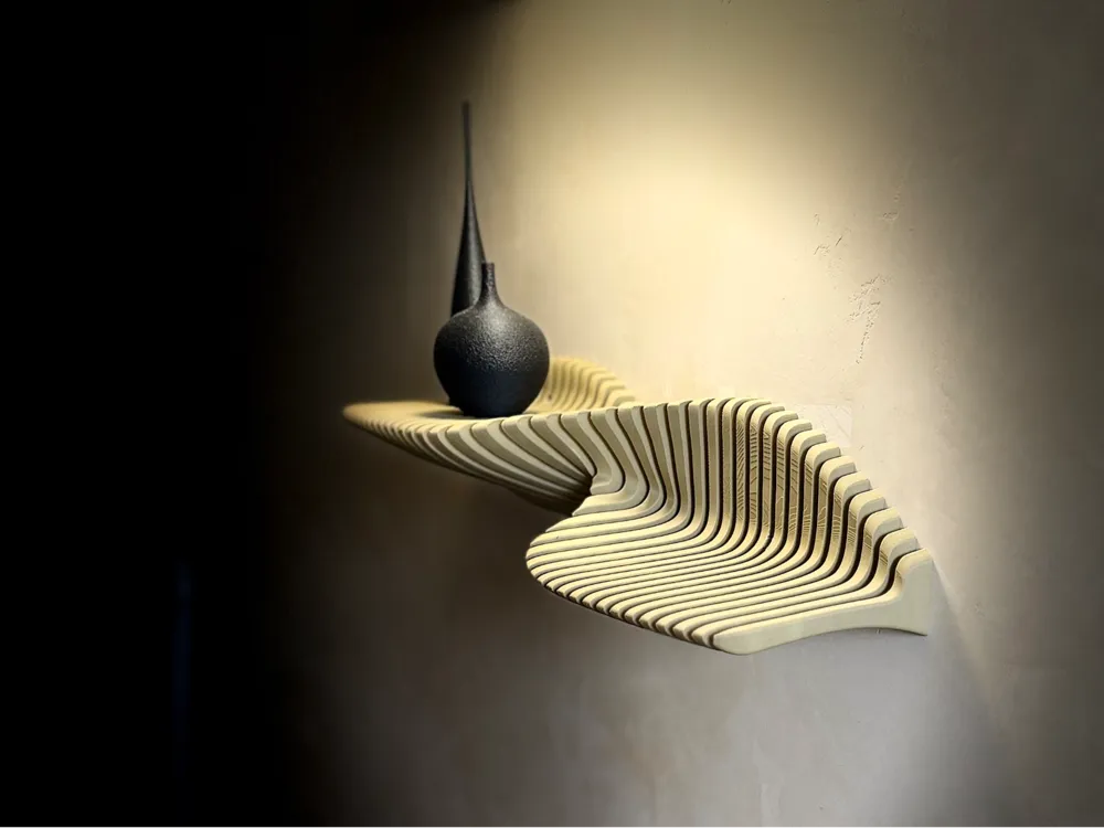 Étagère murale bois sculpté, vue en perspective avec vase sphérique