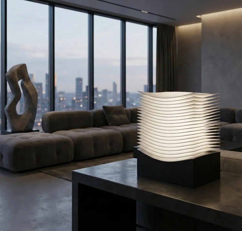 Luminaire Strate présenté sur une table basse