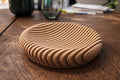 Coupelle Ondine beige vide aux lignes ondulées sur une table