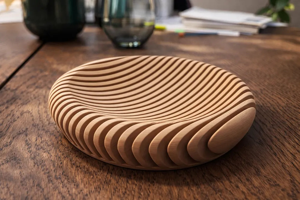 Coupelle Ondine beige vide aux lignes ondulées sur une table