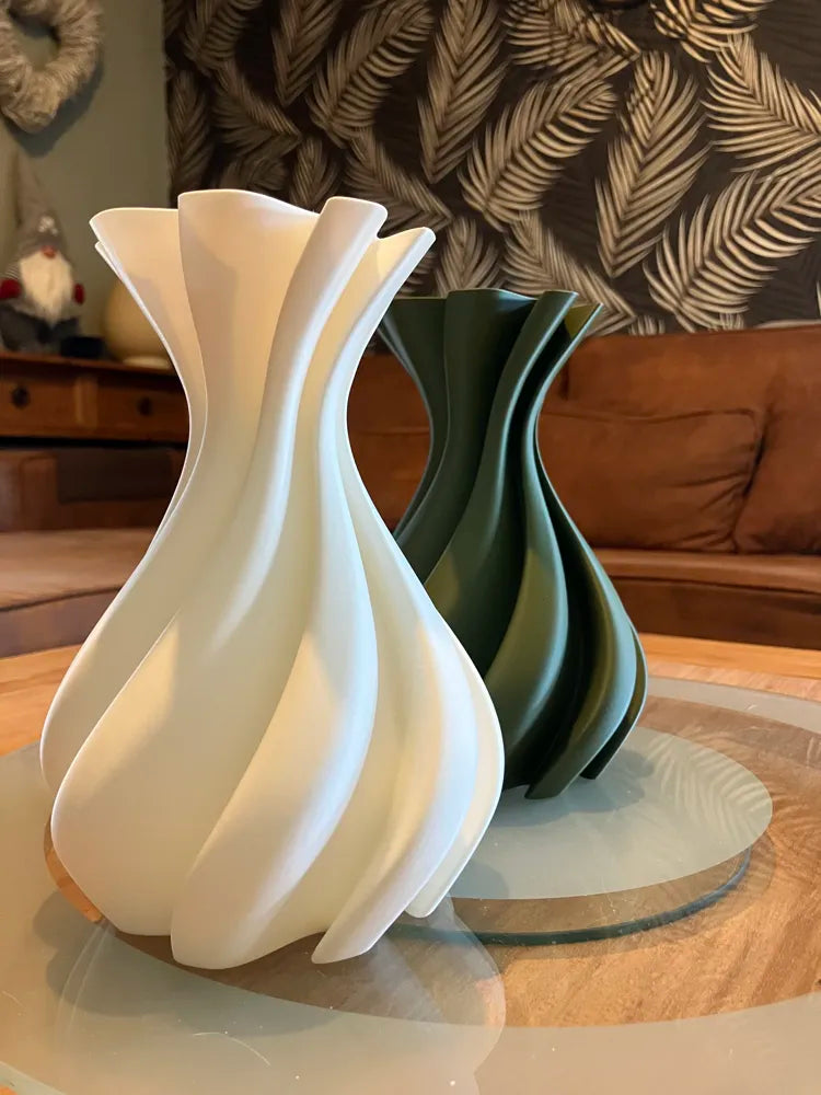 Vase Spirale blanc au premier plan et vase vert à l’arrière