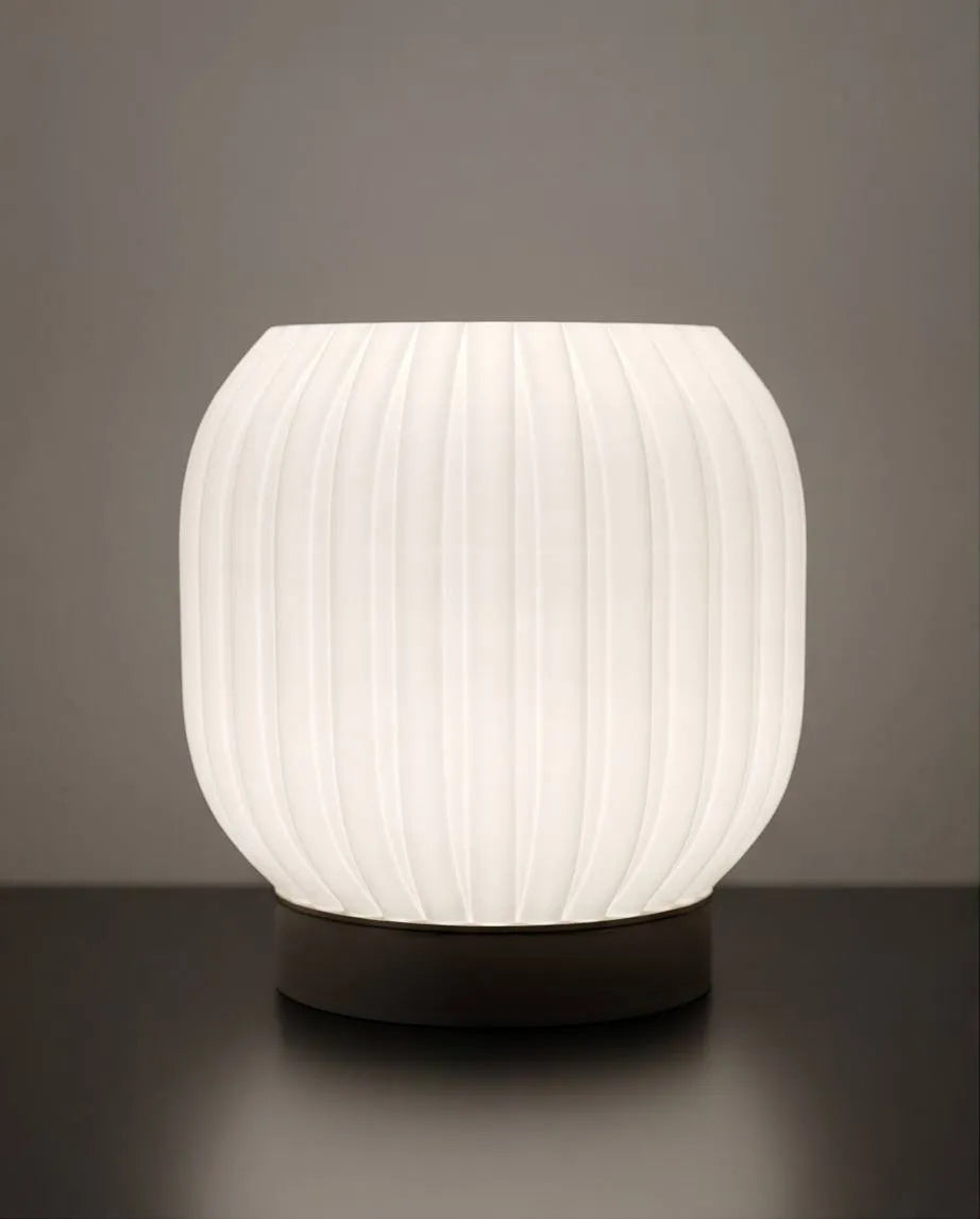 Vue de face du luminaire Opale sur socle foncé