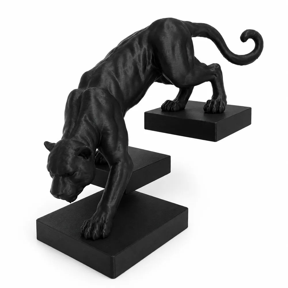 Sculpture panthère noire vue trois quarts arrière sur fond blanc