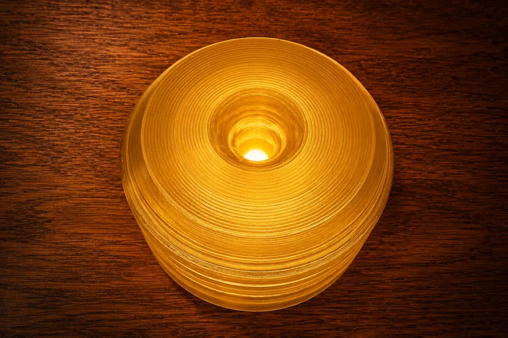 Vue de dessus de l’abat-jour doré du luminaire Ambre