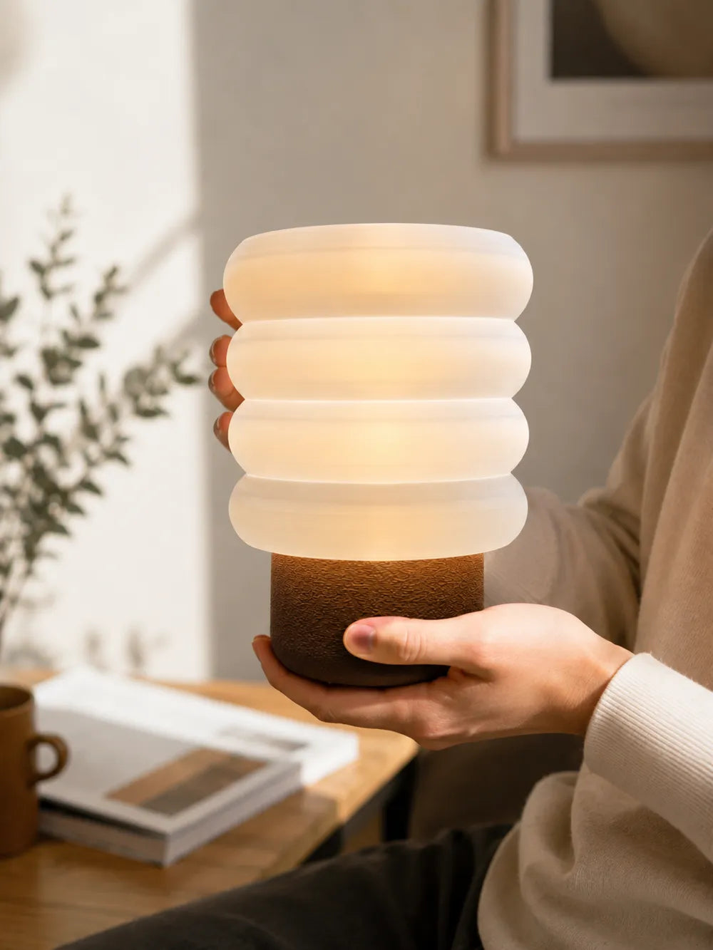Luminaire Nuage présenté sur un piédestal