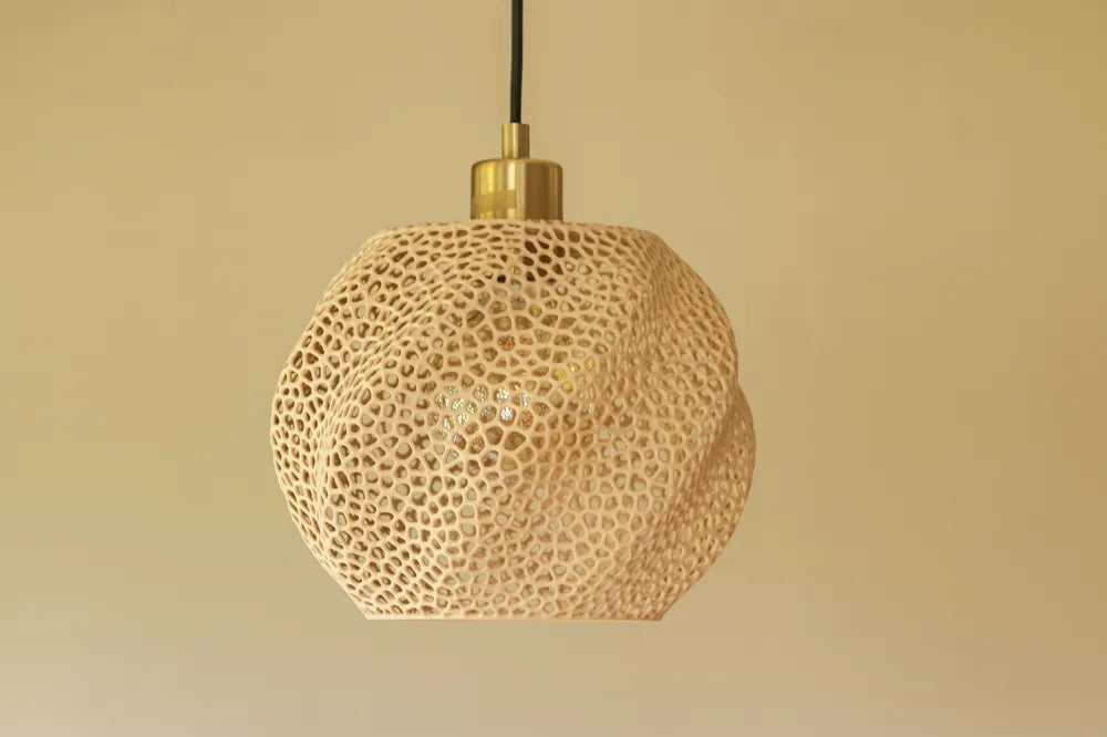 Suspension Alvéole beige aux contours arrondis et au motif ajouré