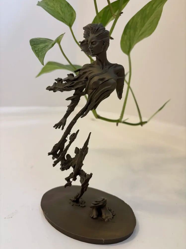 Sculpture figurative vue trois quarts avec plante