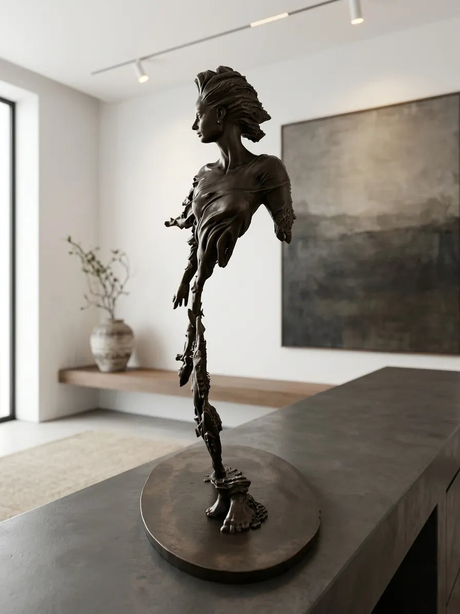 Sculpture figurative bronze féminine vue de profil dans galerie