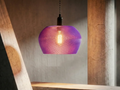 Suspension Améthyste présentée allumée dans un intérieur aux murs bruts