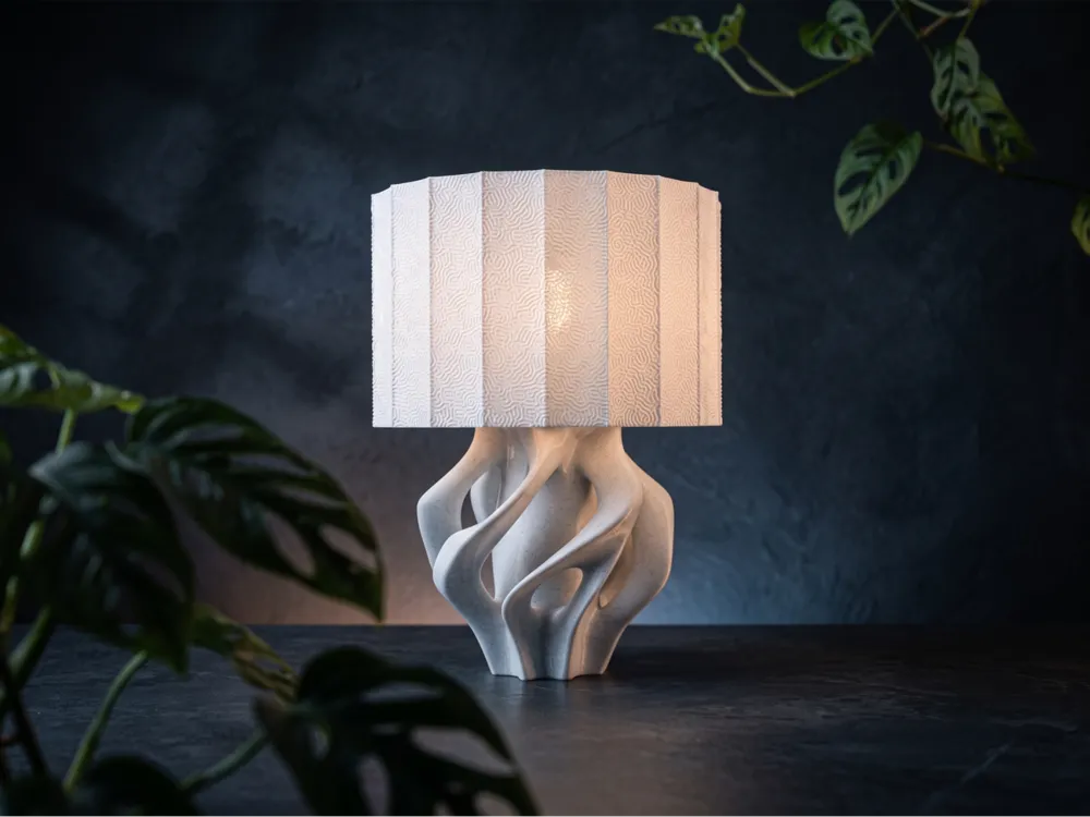 Luminaire Sillage au pied clair torsadé et abat-jour blanc texturé