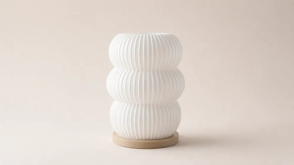 Luminaire Galet blanc à trois volumes arrondis sur socle circulaire