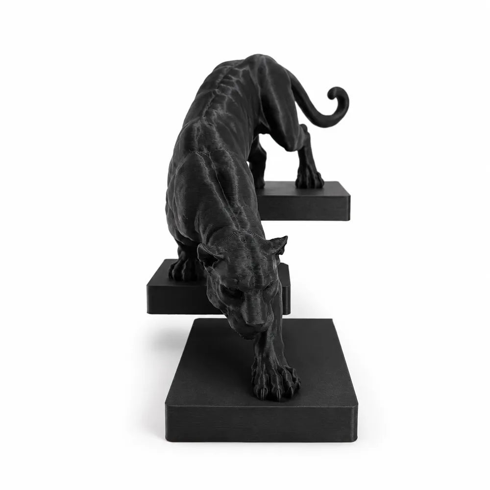 Sculpture panthère noire vue de profil sur fond blanc