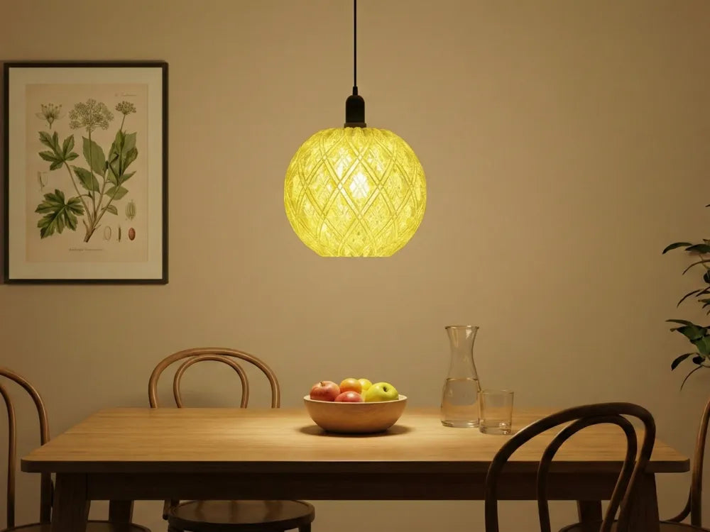 Suspension Losange jaune-vert au-dessus d’une table de salle à manger