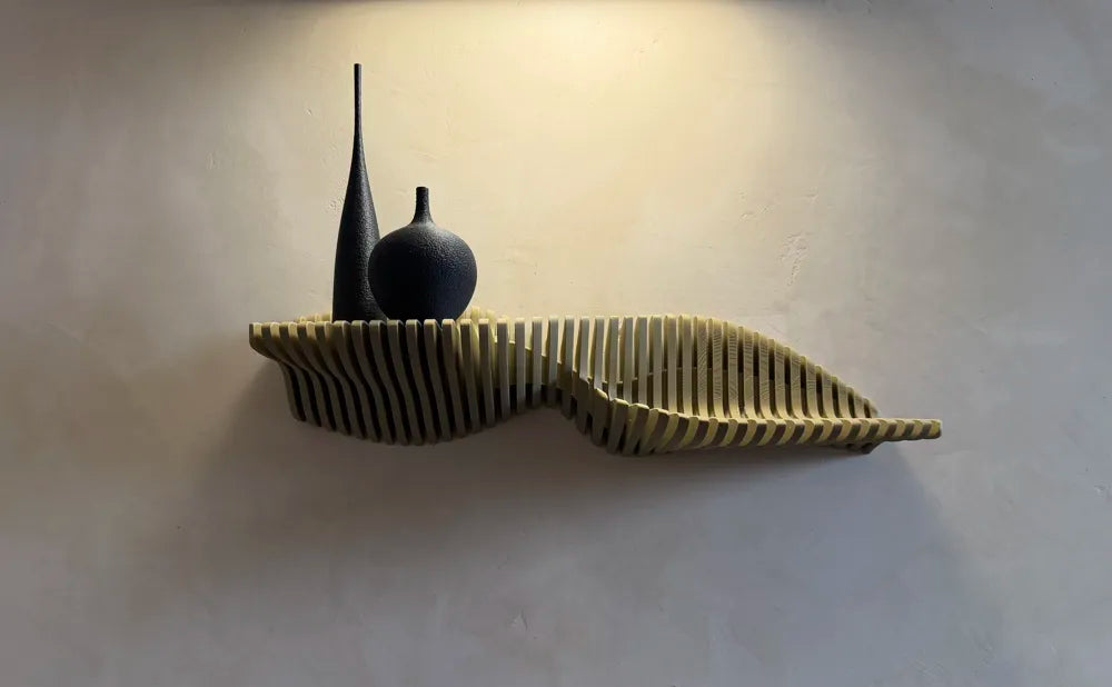 Étagère murale bois sculpté ondulée avec vases noirs, vue de côté