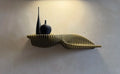 Étagère murale bois sculpté ondulée avec vases noirs, vue de côté