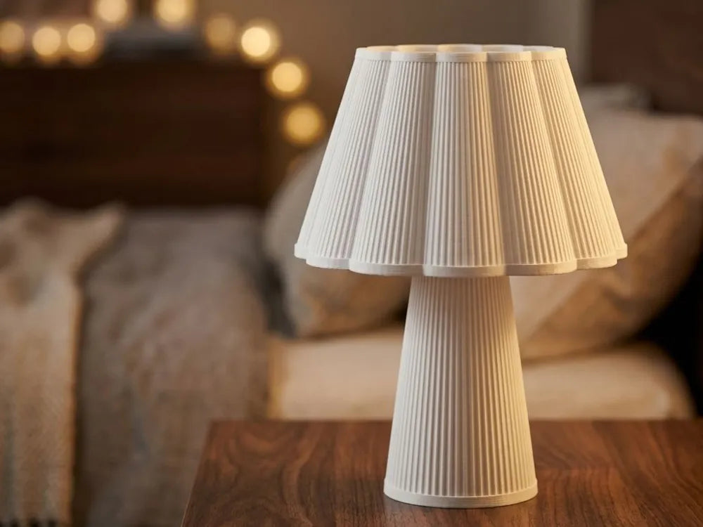 Luminaire Plissé clair au pied nervuré et abat-jour évasé