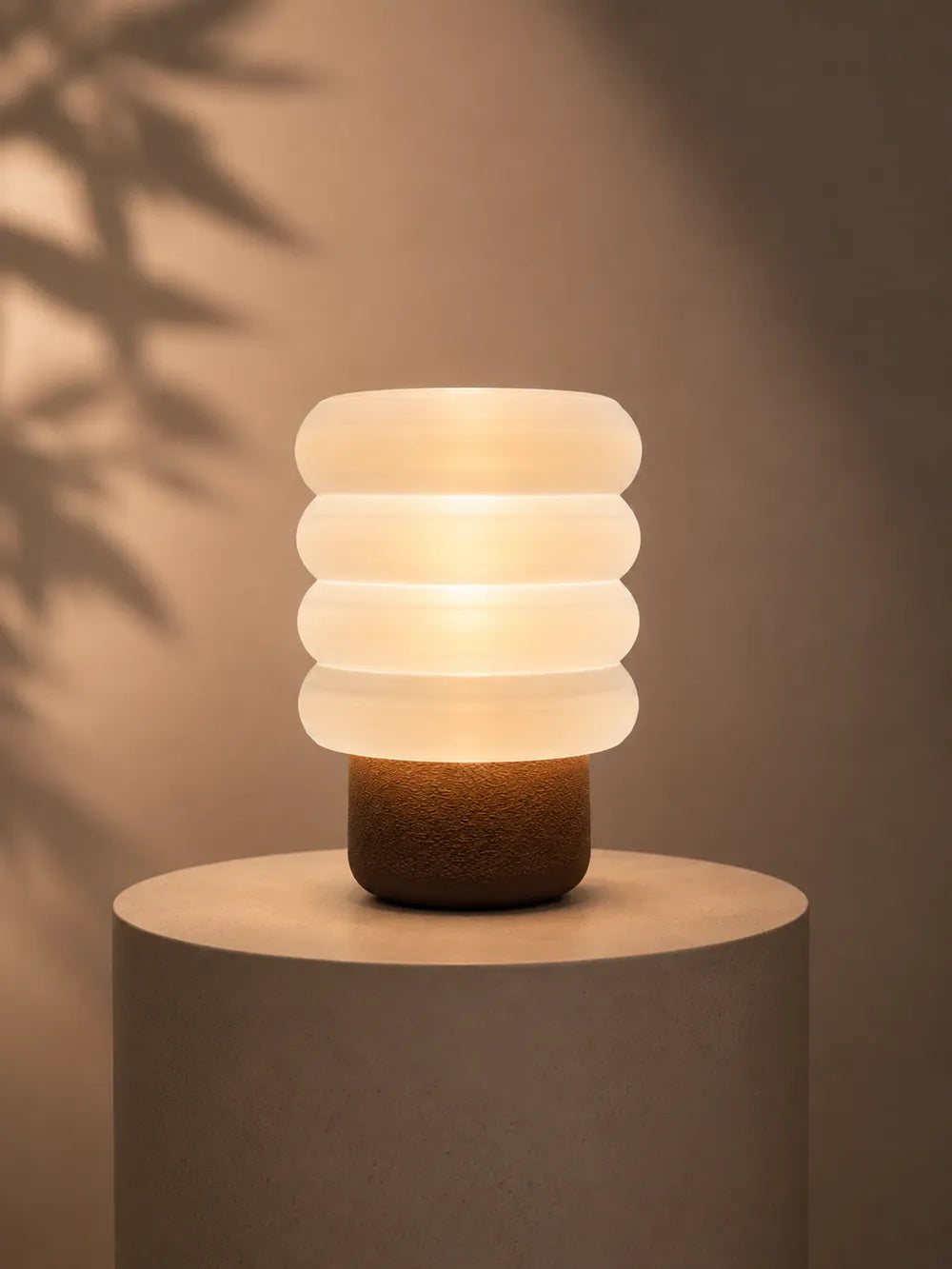 Luminaire Nuage mis en scène dans une bibliothèque