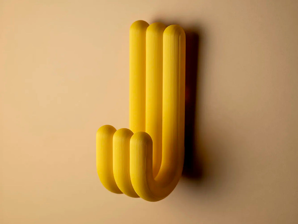 Détail de la patère murale Trio jaune