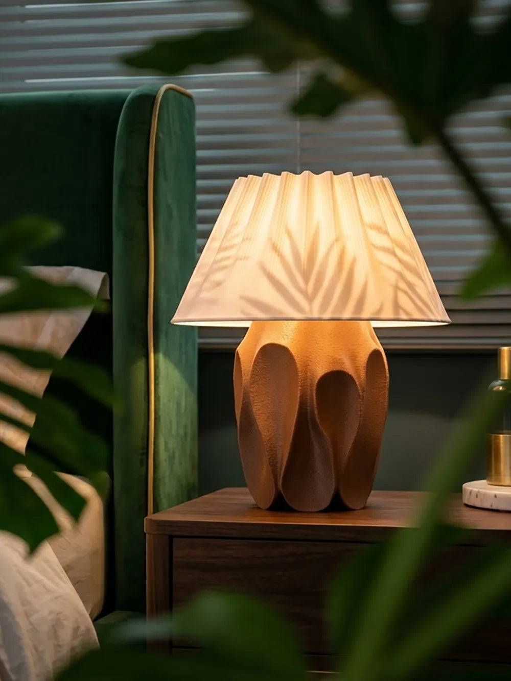 Luminaire Empreinte près d’une tête de lit verte